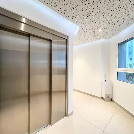 Parisian I118944i1 Chambreimontmartre-pigalle Appartement *